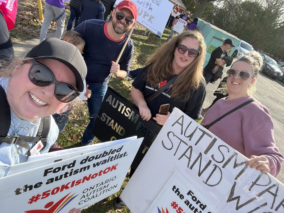 ottawa_asd_mum's tweet photo. Today @OntAutism members and I joined the picket line with @CUPEOntario at my MPP’s office (back to work? 🤷🏼‍♀️). 

Parents. Support. Education. Workers. 

@Sflecce @fordnation #39kIsNotEnough #onted @ChandraPasma https://t.co/X8E5lR6A34