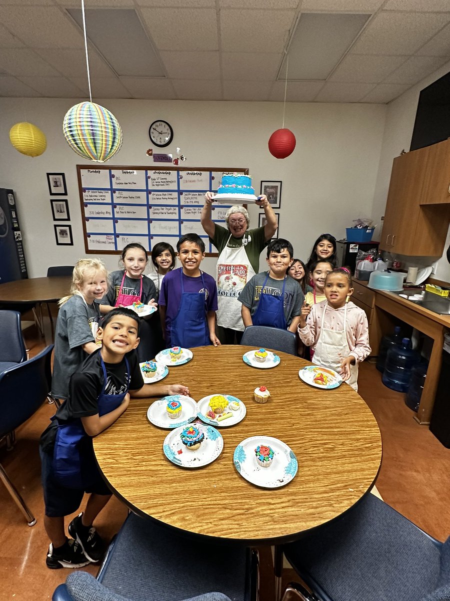 lheath63's tweet photo. Decorating Cupcakes!
#cookingclub #santaritarocks @kaysantarita https://t.co/e8Raqto3K5