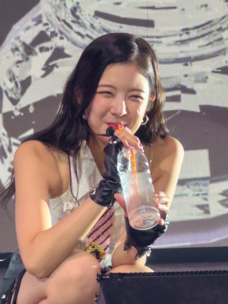 kpopandsteph's tweet photo. #ITZY_CHECKMATE_TOUR #ITZYinPHX #ITZYPhoenix https://t.co/zhqnPydLuw