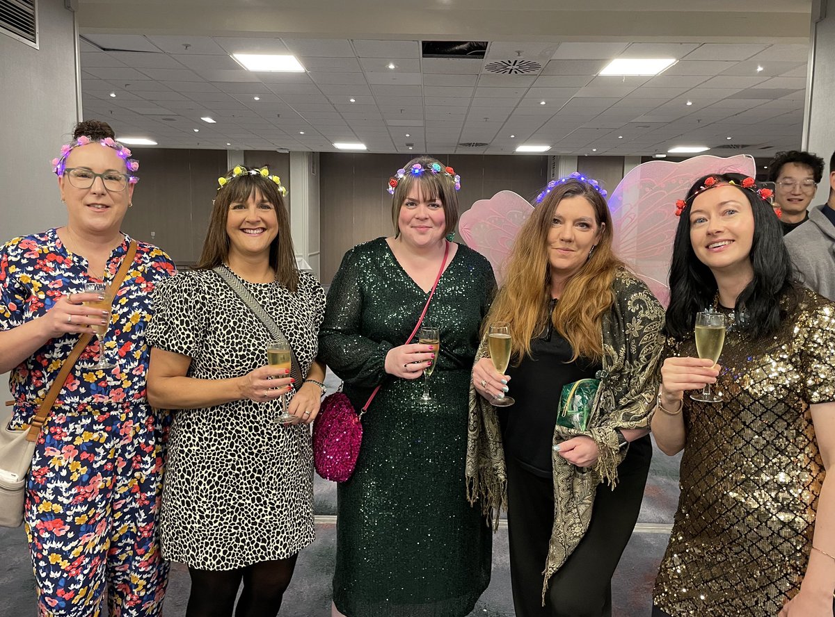 Home 🎈 Thanks so much <a href="/UKDRI/">UK Dementia Research Institute</a> - what an epic three days!  Huge thank you to HQ organisers 🙏 
My last Connectome as Centre Manager 😢 but happily not my last Connectome 🎉
Still a couple more days to apply for the CM job at UCL: buff.ly/3DxB4Kq