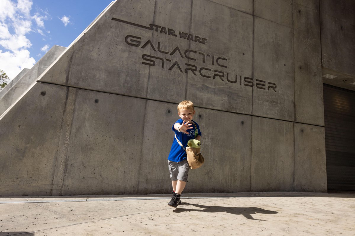 DisneyParks's tweet photo. We recently welcomed even more @MakeAWish families for another intergalactic adventure of a lifetime aboard Star Wars: Galactic Starcruiser, an immersive, 2-night adventure where you get to live your very own @StarWars story. 💫💙 #DisneyWishes https://t.co/zzg4ObH40B