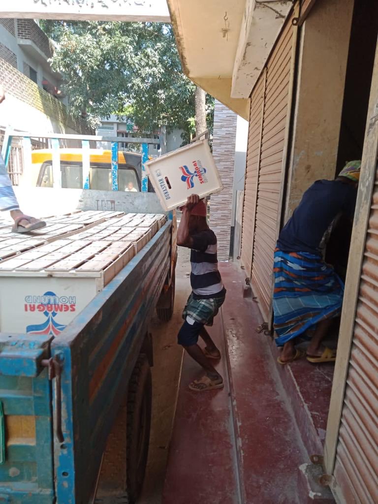 ZAPSemagri's tweet photo. The first ⁦@RoyalZAPSemagri⁩ -Semagri seed potatoes of this season arrived in Bangladesh today.  Go for a successful cultivation with Dunastar quality seed!  #redskin #highyield #strongvariety https://t.co/18tnScHOEP