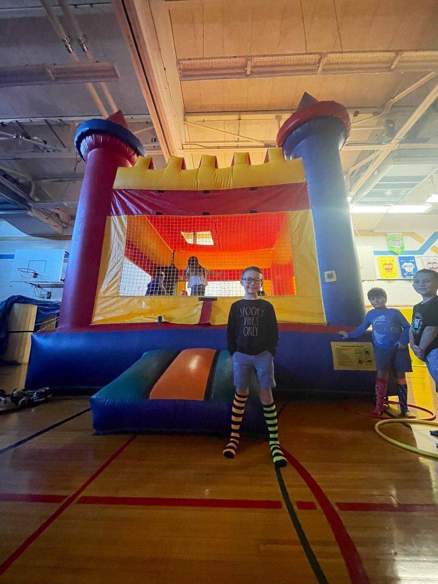 klemNorthPE's tweet photo. Busy few weeks in PE! Fall Festival and the BOUNCE HOUSE was back this year 🙌🏼🎃🏀 https://t.co/WkSftfnohi