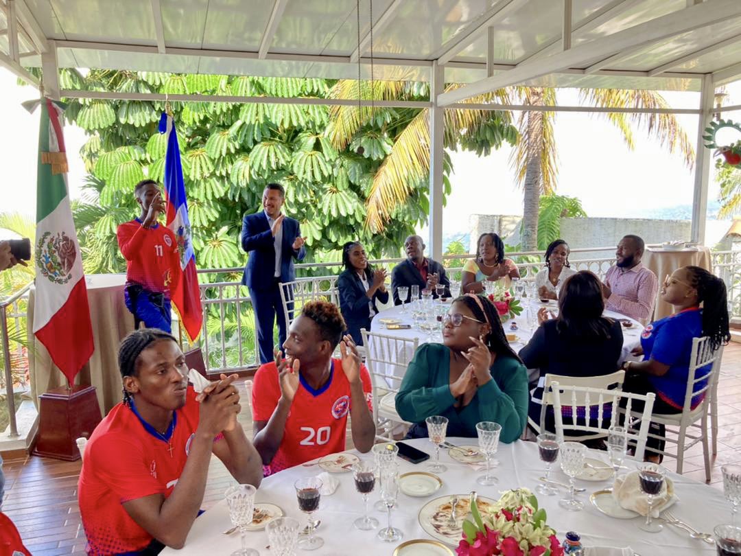 dcamara_mx's tweet photo. Nous avons organisé  un dîner en l'honneur de la sélection nationale haïtienne des amputés @FootFemAmpute, quatrième au @waffworldcup22. Quand on travaille en équipe, tout en ayant des objectifs communs, on atteint de grands objectifs. Félicitations ! #Alasoooo @DDeportivaMx https://t.co/RTMzA4iIy5