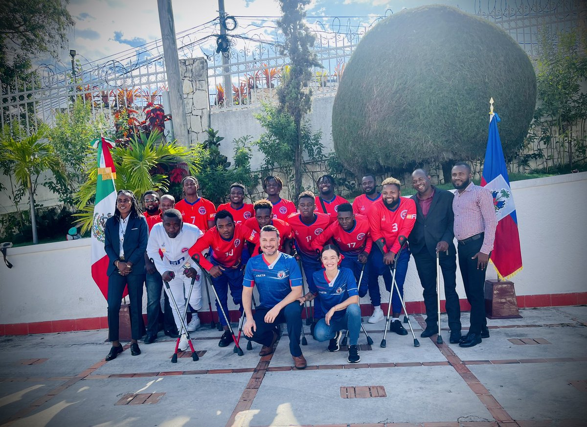 dcamara_mx's tweet photo. Nous avons organisé  un dîner en l'honneur de la sélection nationale haïtienne des amputés @FootFemAmpute, quatrième au @waffworldcup22. Quand on travaille en équipe, tout en ayant des objectifs communs, on atteint de grands objectifs. Félicitations ! #Alasoooo @DDeportivaMx https://t.co/RTMzA4iIy5