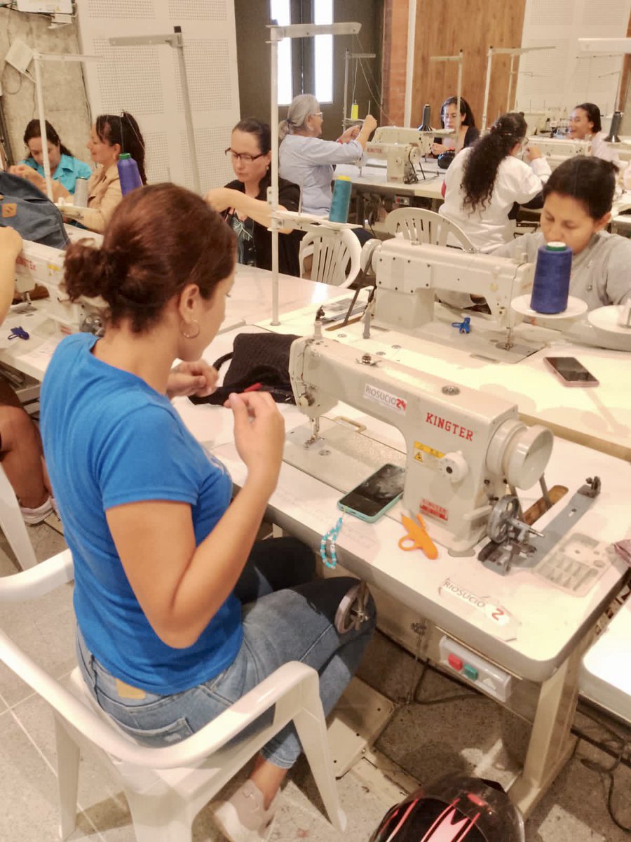 Fusinger1's tweet photo. Gracias al apoyo de @ProsperidadCol @cielo_rusinque inicia el programa de formación y producción en confecciones para 400 personas del municipio de #Riosucio #clustertextil generando #manodeobracalificada #oportunidadesdetrabajo #apoyoalsectorproductivo #empleabilidad https://t.co/op1VwOAYfg