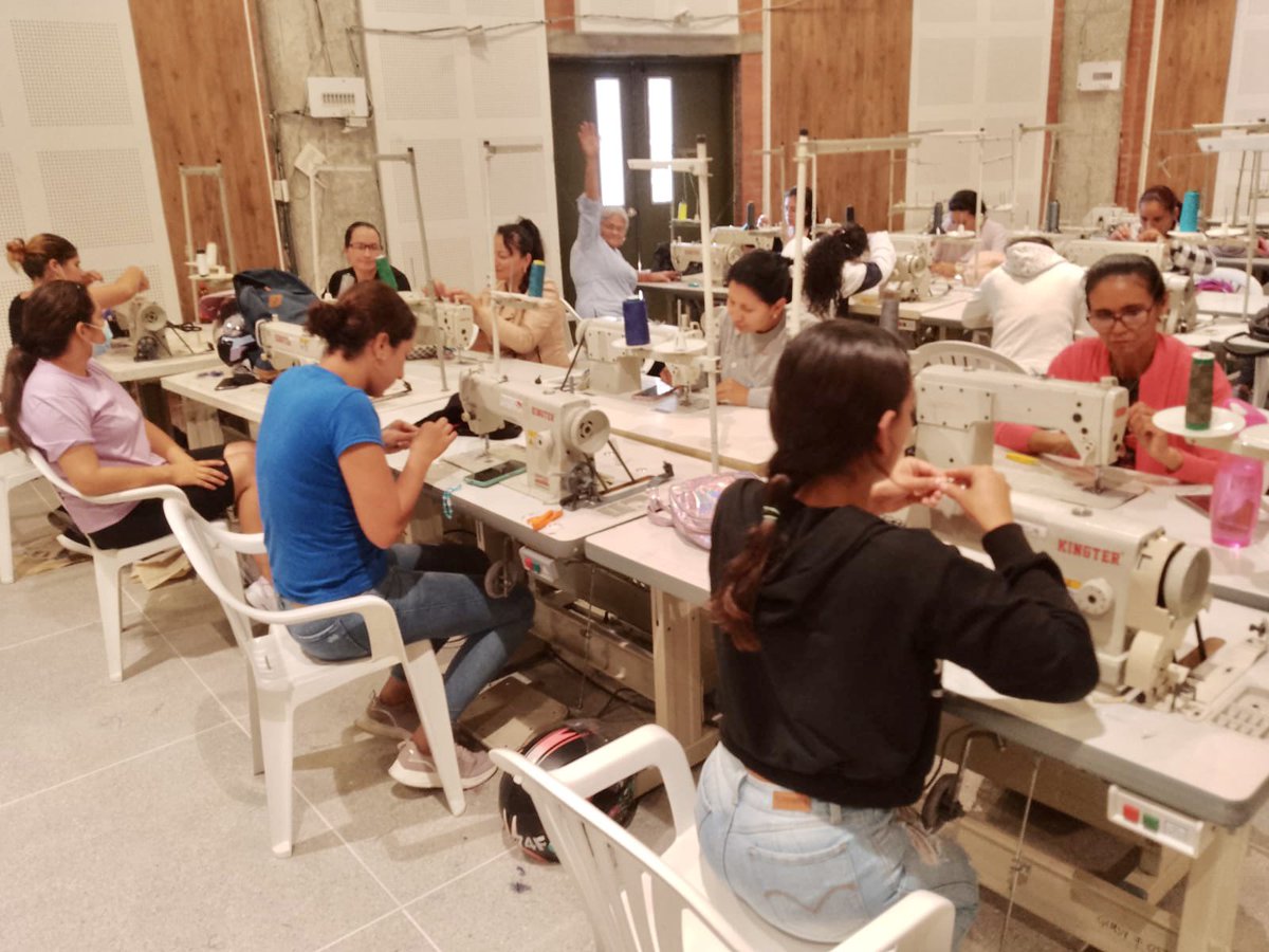 Fusinger1's tweet photo. Gracias al apoyo de @ProsperidadCol @cielo_rusinque inicia el programa de formación y producción en confecciones para 400 personas del municipio de #Riosucio #clustertextil generando #manodeobracalificada #oportunidadesdetrabajo #apoyoalsectorproductivo #empleabilidad https://t.co/op1VwOAYfg