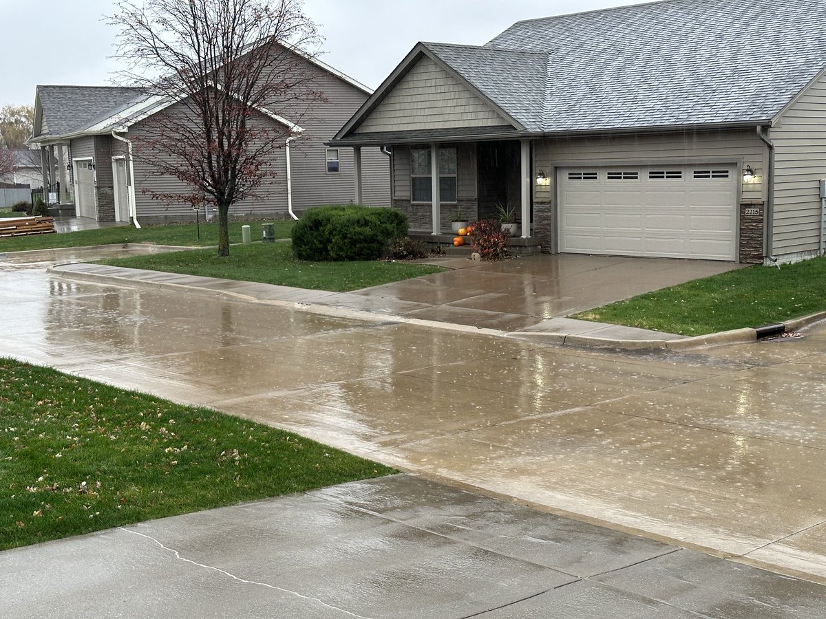 midcon07's tweet image. Best all day rain I’ve seen in the DSM area in ages.