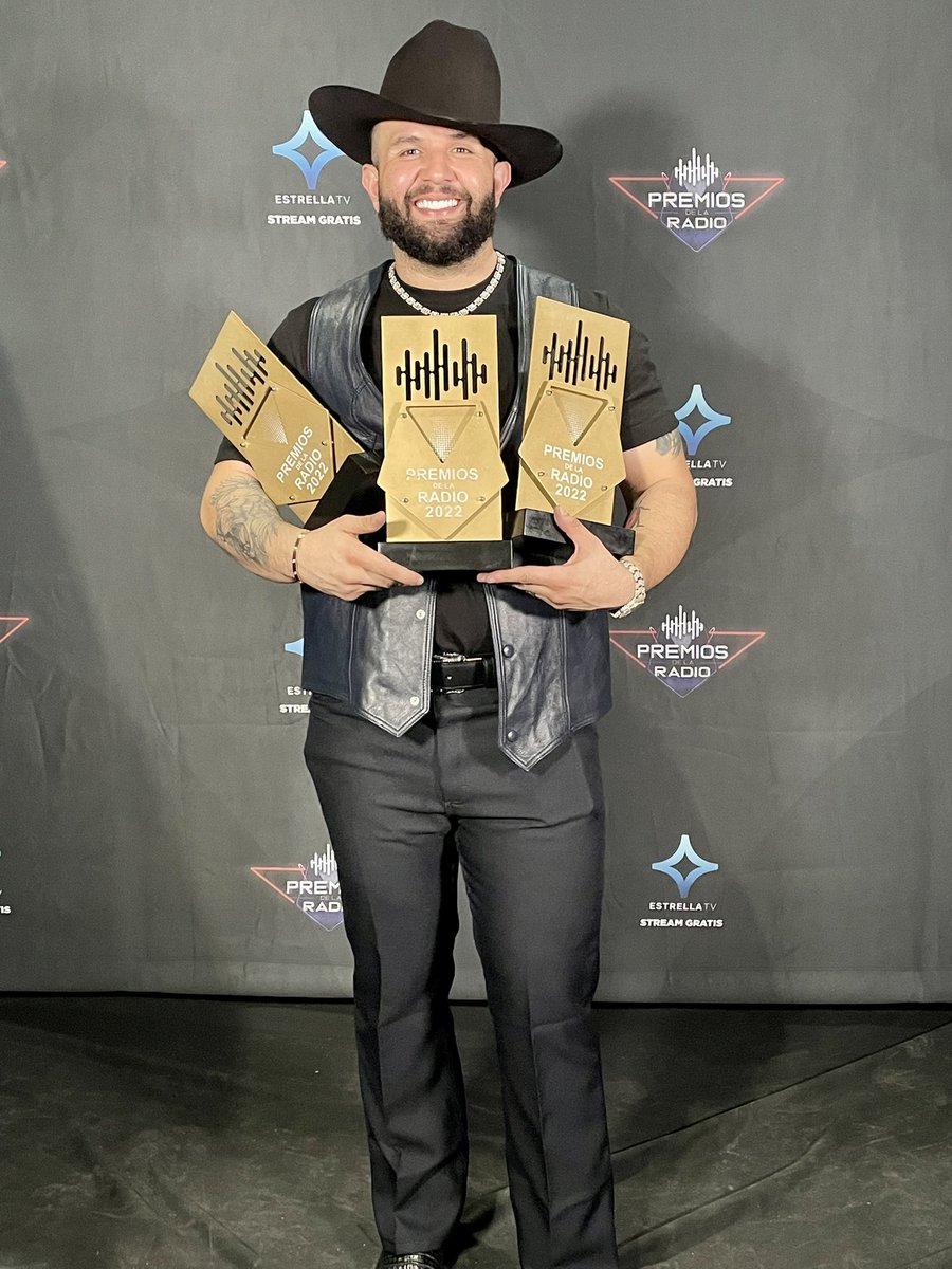 premiodelaradio's tweet photo. @carinleonofi uno de los ganadores con más premios 👏🏼
…
@estrellatv 
#PremiosDeLaRadio #CDMX #AsiSeBrilla #EstrellaTV https://t.co/9iBCsoGln8