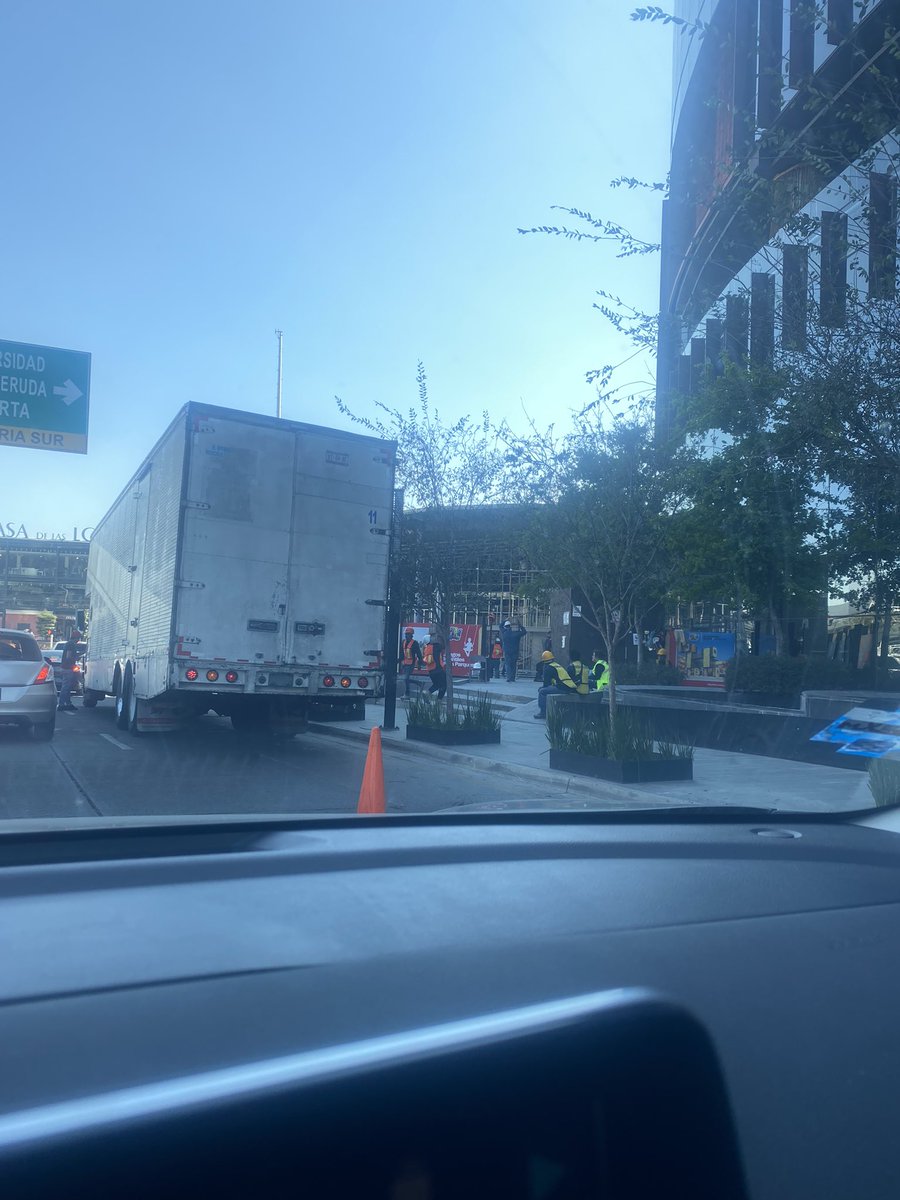 No deberían de permitir esto! Trafical que ocasionan los de #Landmark , de por si es complicada esa zona, con eso más. De q privilegios gozan las constructoras de bloquear carriles por todo Guadalajara sin q nadie les diga nada