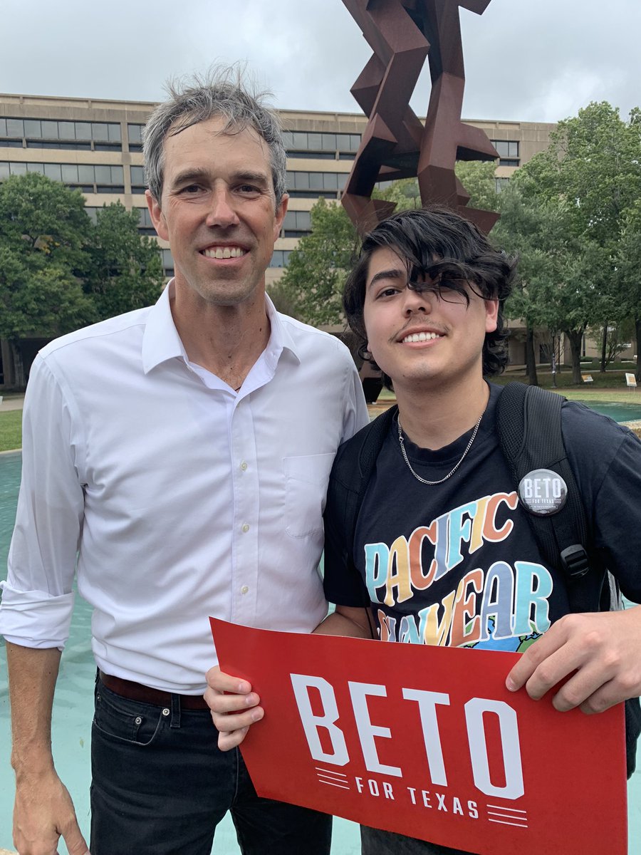 okayelian's tweet photo. hair was in my face but just met the president i mean next govenor of Texas 🤞 @BetoORourke https://t.co/awGkvvMCMI