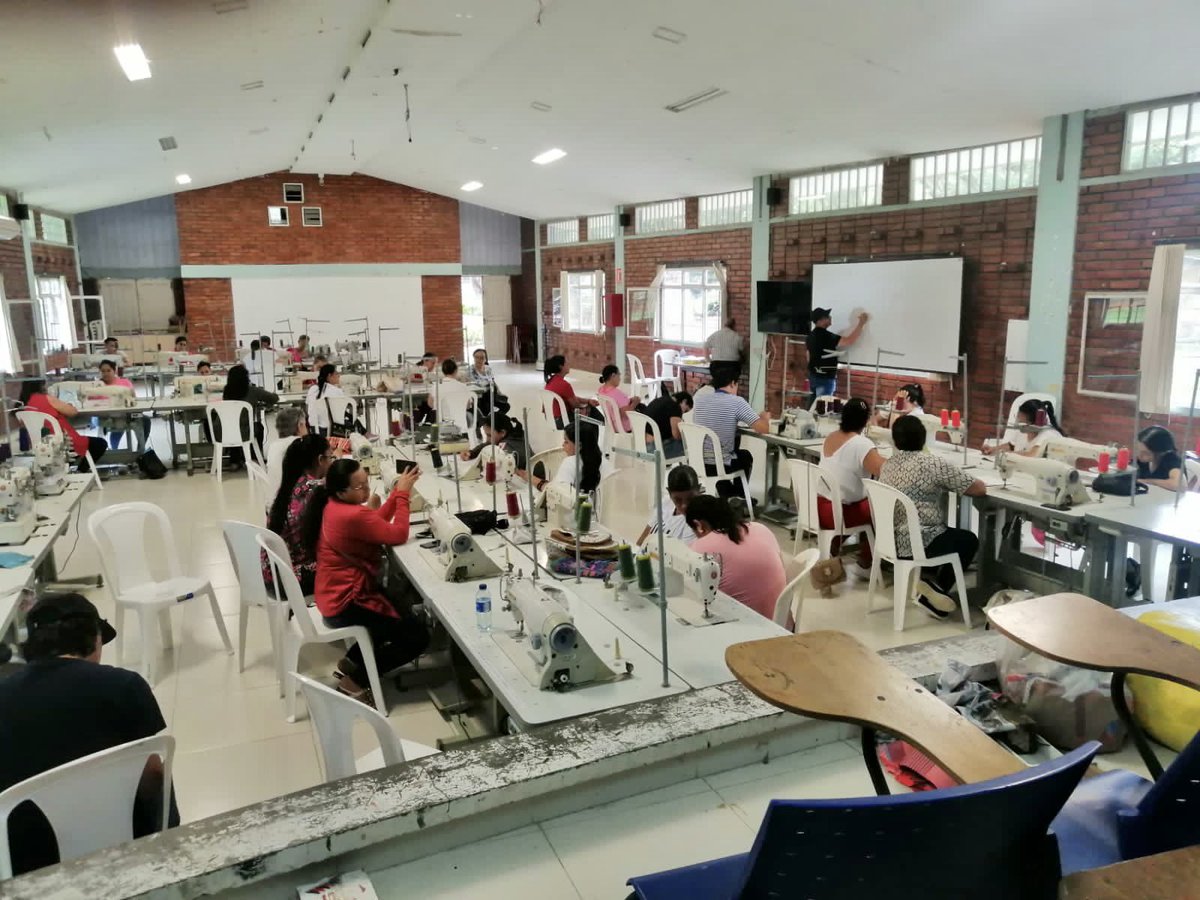 Fusinger1's tweet photo. Con el apoyo de @ProsperidadCol @cielo_rusinque a través del programa de donaciones también iniciamos el programa de formación en confecciones en #Roldanillo #Valle para 150 personas para generar #oportunidadeslaborales #Manodeobracalificada #apoyoalsectortextil #emprendimientos https://t.co/UV3ipi3Sgl