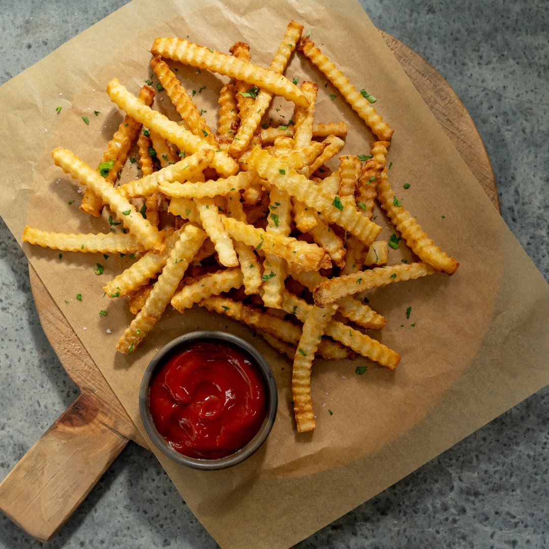 magnolianetwork's tweet image. Burgers and fries—the Gaines way. Watch #MagnoliaTable today on TV at 1/12c on #MagnoliaNetwork.