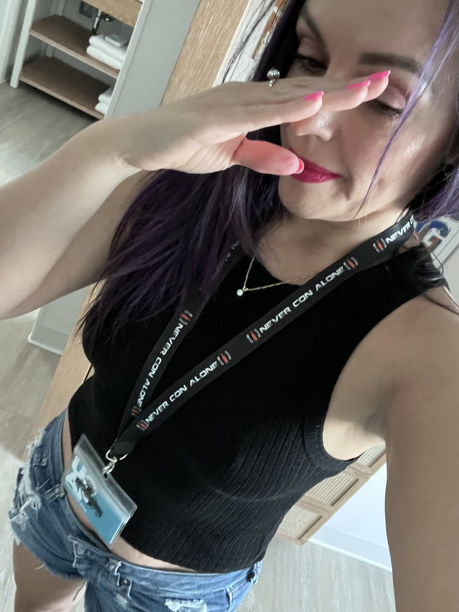 elke_wtf's tweet photo. Heading to Universal with my husband. In honor of Blizzcon we have our lanyards from the last one. #neverconalone @ClubTitos https://t.co/zyCXgCqsHG