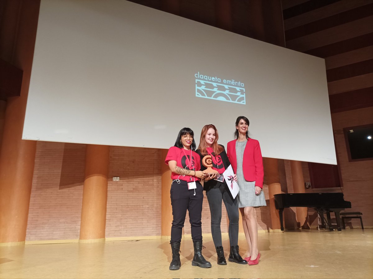 IJExtremadura's tweet photo. Ya van 5️⃣ ediciones @ClaquetaEmerita y un año más hemos querido acompañar a @Esmerartemerida y a los #rapae de @ExtremaduraIes
Sara Duran ha entregado el reconocimiento 🏅al @ColectivoCALA
Enhorabuena no solo a los cortos 🎞️ganadores sino a todos los participantes. 👏👏 https://t.co/2gQO1nlTSt