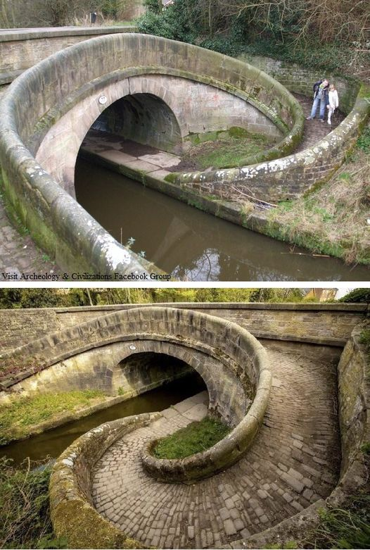 #vuPasser sur Facebook, le "snake bridge", sur le canal Macclesfield en Angleterre, qui permet à un cheval continuer de tirer le bateau alors que le chemin de halage passe d'une rive à l'autre.