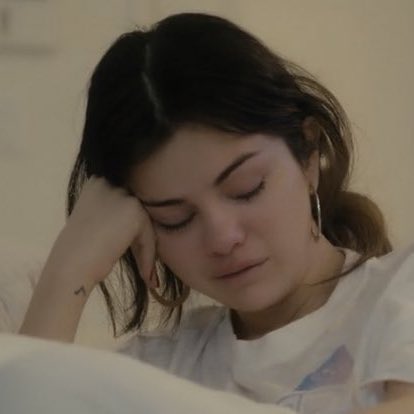 selena gomez diciendo “puedo estar en una habitación llena de gente que me quiere pero encuentro a la que no me quiere y la escucho” i really felt that