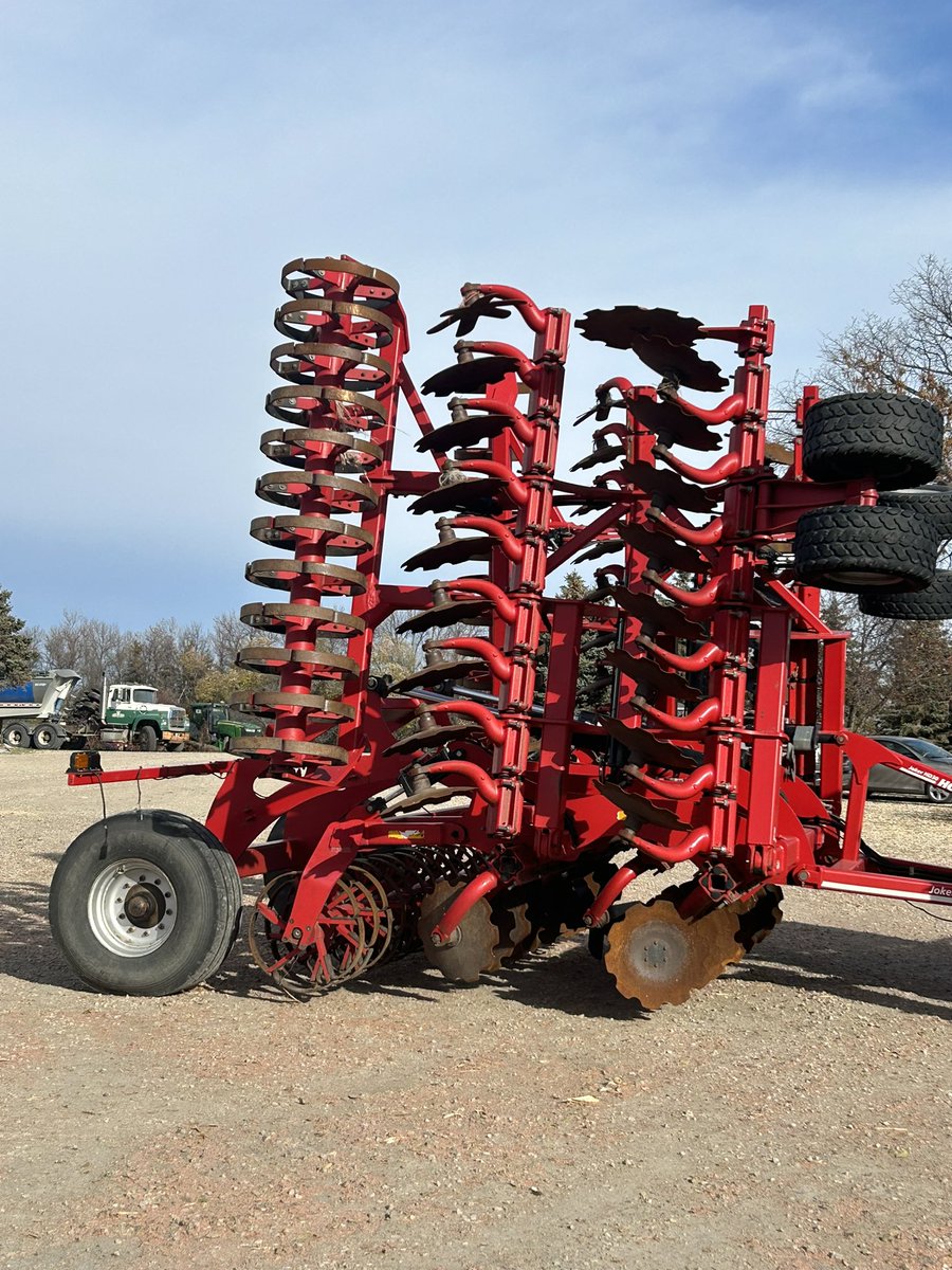 NeufyJ's tweet photo. Southeast mb equipment for sale . Make corn stubble black with a new disk Horsch HD30 https://t.co/1cvMdZSY0e https://t.co/e00I2rkd7P