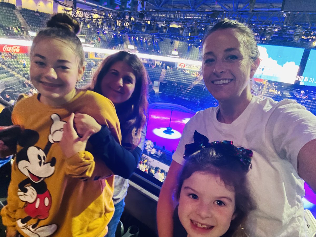 vibrantdiane's tweet photo. #disneyonice https://t.co/HgNgOrjVwG