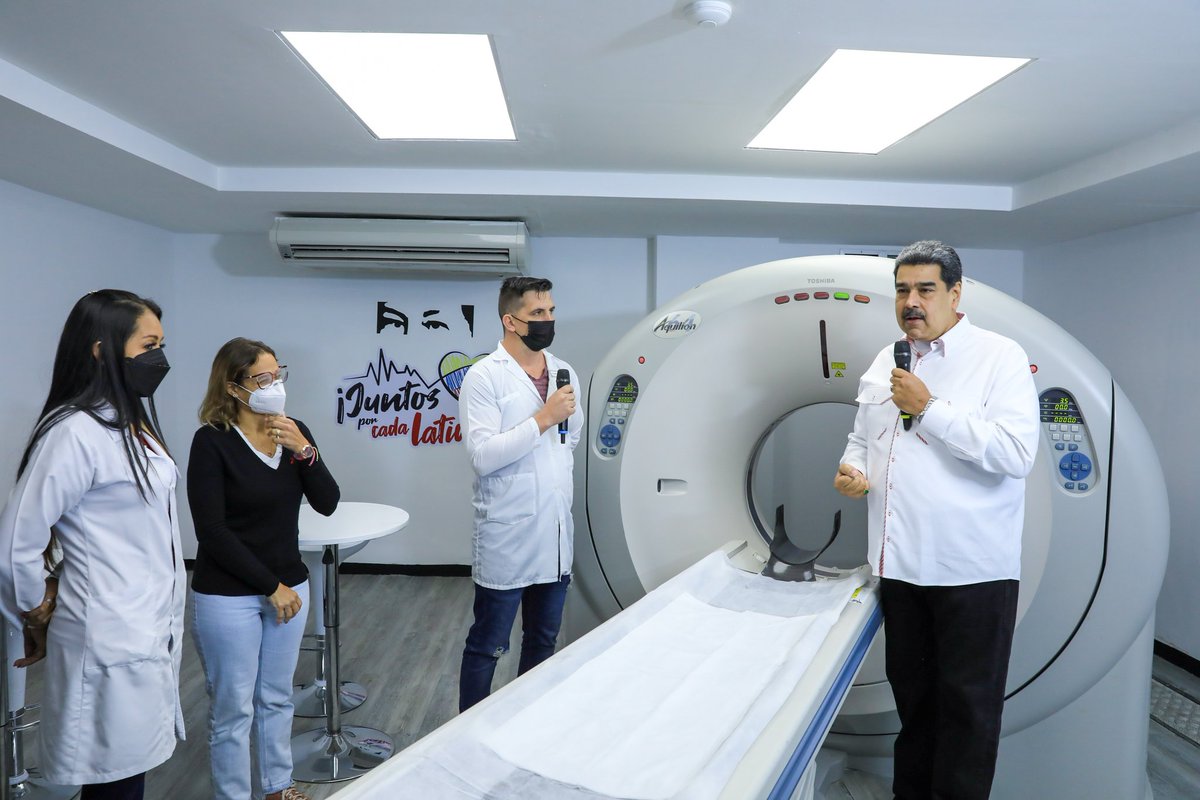 NicolasMaduro's tweet photo. Estuvimos en el CDI "María Genoveva Guerrero Ramos”, en una extraordinaria jornada de trabajo dedicada a la salud del pueblo, mostrando lo que realizan las BriCoMil para la Salud, que están atendiendo y recuperando todos los ambulatorios y hospitales. ¡Una tarea Enorme! https://t.co/lV53BCIq4c