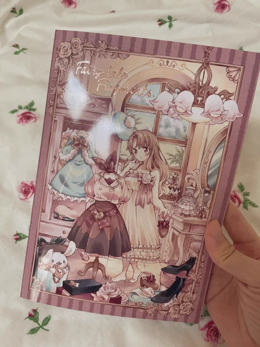 新刊のイラスト本届きました〜〜!!箔押しキラキラです  本文もあえて上質紙を使用したのですが、柔らかい雰囲気になっていて凄く良いです  