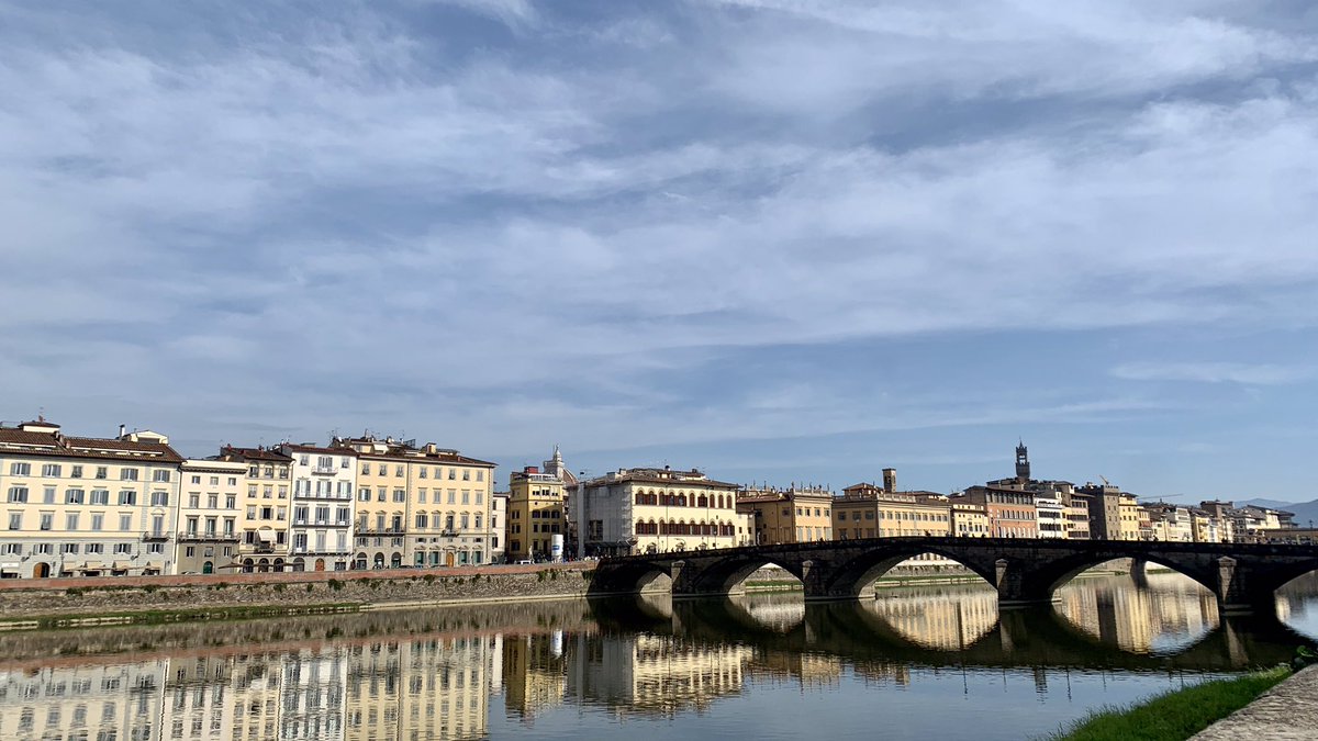 【今日のイタリア🇮🇹フィレンツェ歴史地区の眺め】 今日のフィレンツェは、くもり☁️時々雨☔️ ずっと暖かい日が続いていたけれど、 今日はなんだか秋らしい気温だった🍁