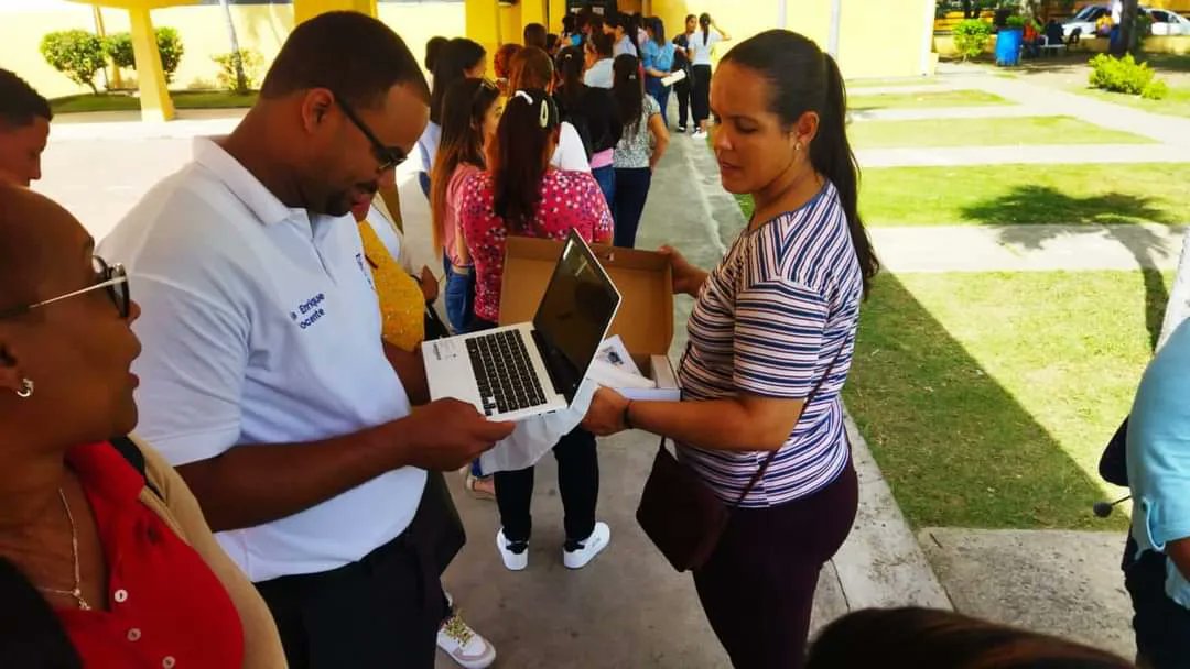 distrito06moca's tweet photo. ¡Continuamos cerrando las brechas tecnológicas en nuestra educación!

Entrega de equipos tecnológicos a los docentes de nuevo ingreso del Distrito Educativo 06-06.

#EntregaDeEquiposMINERD @EducacionRDo @regional06lv https://t.co/ByTmxPhPb8