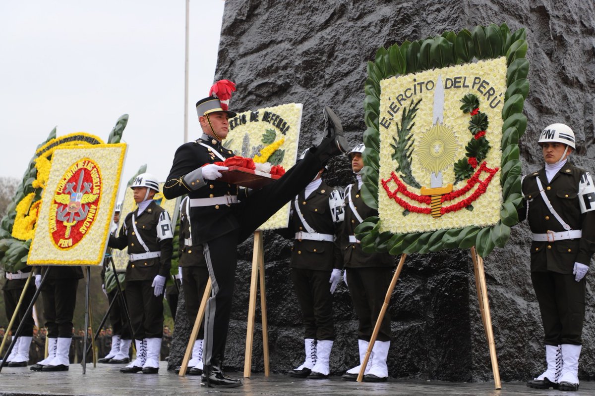 CCFFAA_PERU's tweet photo. En conmemoración al 206° aniversario del Natalicio del Coronel Francisco Bolognesi y Día del Soldado Peruano, se desarrolló la ceremonia en la plaza Bolognesi del CGE, donde se realizó la renovación del juramento de fidelidad a la bandera acompañado del himno nacional (1/3). https://t.co/Gx7FVtL2vu