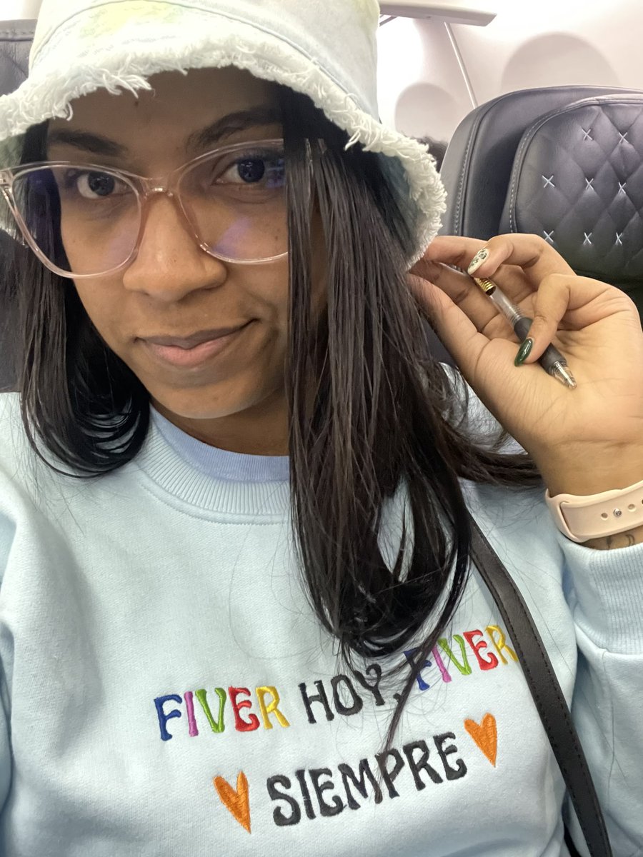 Darlis_Steff's tweet image. Ignorando mi cara de: no he dormido nada, vuelo largo, me siento mal y no he comido…Estoy enamorada de este suéter que me regalaron en Perú 🥹🫶🏽