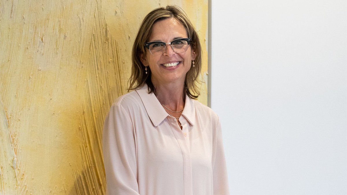 EPLdotCA's tweet photo. We’re thrilled to share the news EPL CEO @pilarmart is the recipient of The Queen Elizabeth II’s Platinum Jubilee Medal. Pilar has led transformative services to help build a thriving and engaged city and is a champion of the value of public libraries. Congratulations, Pilar! 🏆 https://t.co/Ue77lvKEgV