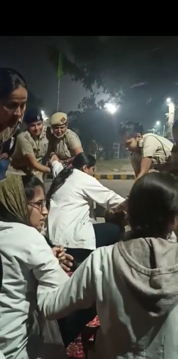 "UTTER SHAME"
MBBS students protesting peacefully against bond policy face _ Forceful Arrest and Water cannons from Haryana Police .
Team FORDA demands immediate release of students .
<a href="/cmohry/">CMO Haryana</a> <a href="/anilvijminister/">Anil Vij Minister Haryana, India</a> <a href="/Dchautala/">Dushyant Chautala</a> <a href="/RohtakPolice/">Rohtak Police</a> <a href="/police_haryana/">Haryana Police</a>