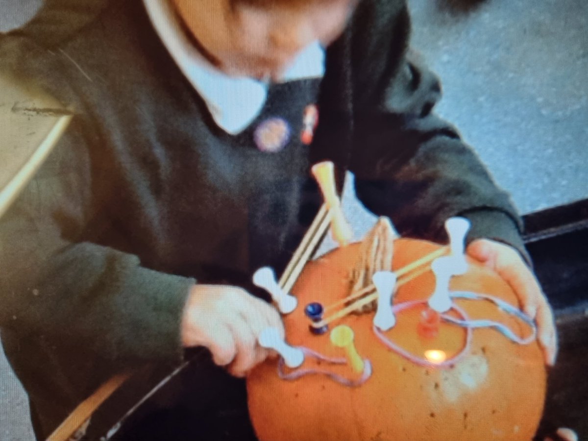 Gedneychurchend's tweet image. Pumpkins! We began by hammering the tees into the pumpkins, then we used elasticbands to stretch between the tees, developing funky fingers. We went on to scoop and decorate,then ended with making our own magic potion!#EYFSscience @RecSpaldingPri @SpaldingPriAcad  @InfinityAcad