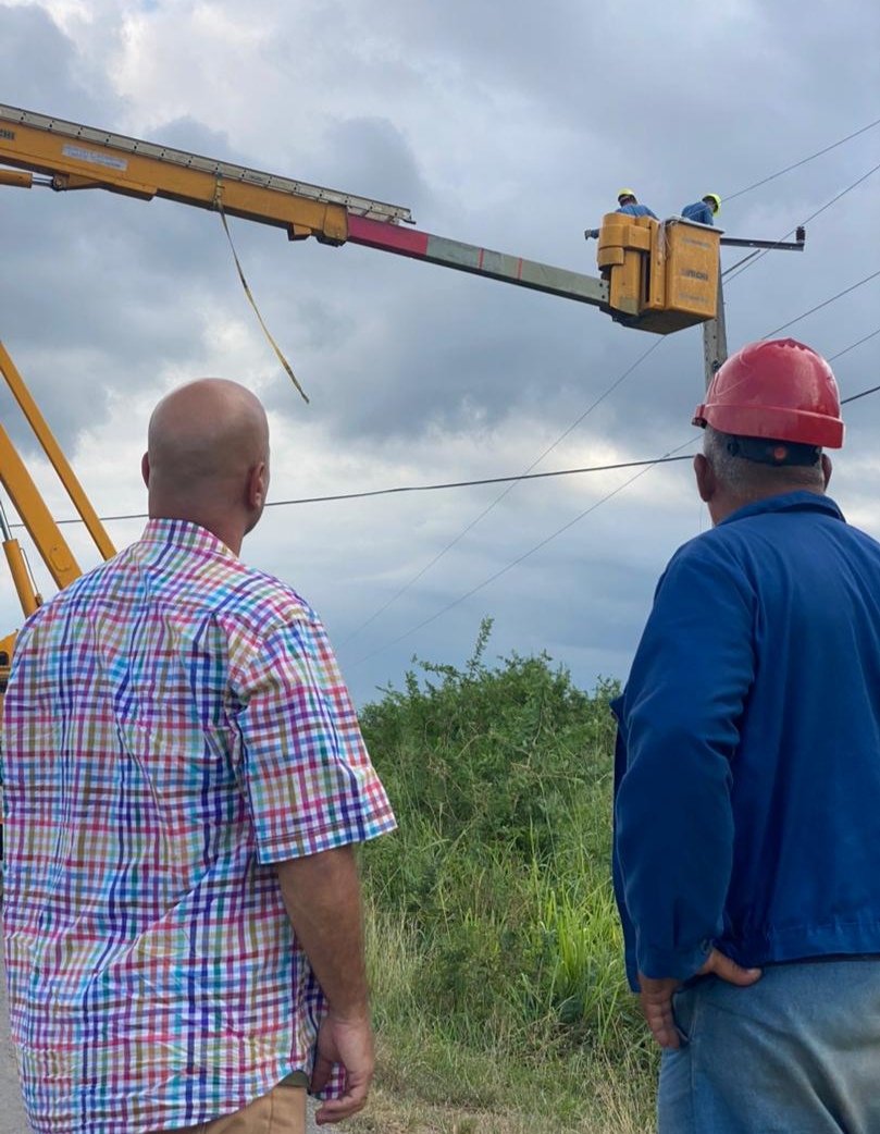 En una apartada carretera del municipio Viñales, 'en medio de la nada', nos encontramos a estos 'linieros' de Sancti Spíritus, que llevan semanas lejos de sus familiares, trabajando en la recuperación de Pinar del Río. 
#Cuba #CDRCuba #SoyCederista #SomosDelBarrio