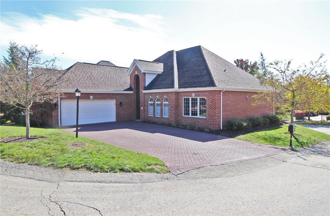 ReMaxPittsburgh's tweet image. New Listing! $414,900.00, 3BR, 3BA, 301 Prestonwood Lane, Peters Twp, PA 15317, Full Details 150492733.homesconnect.com/Listing/325147…