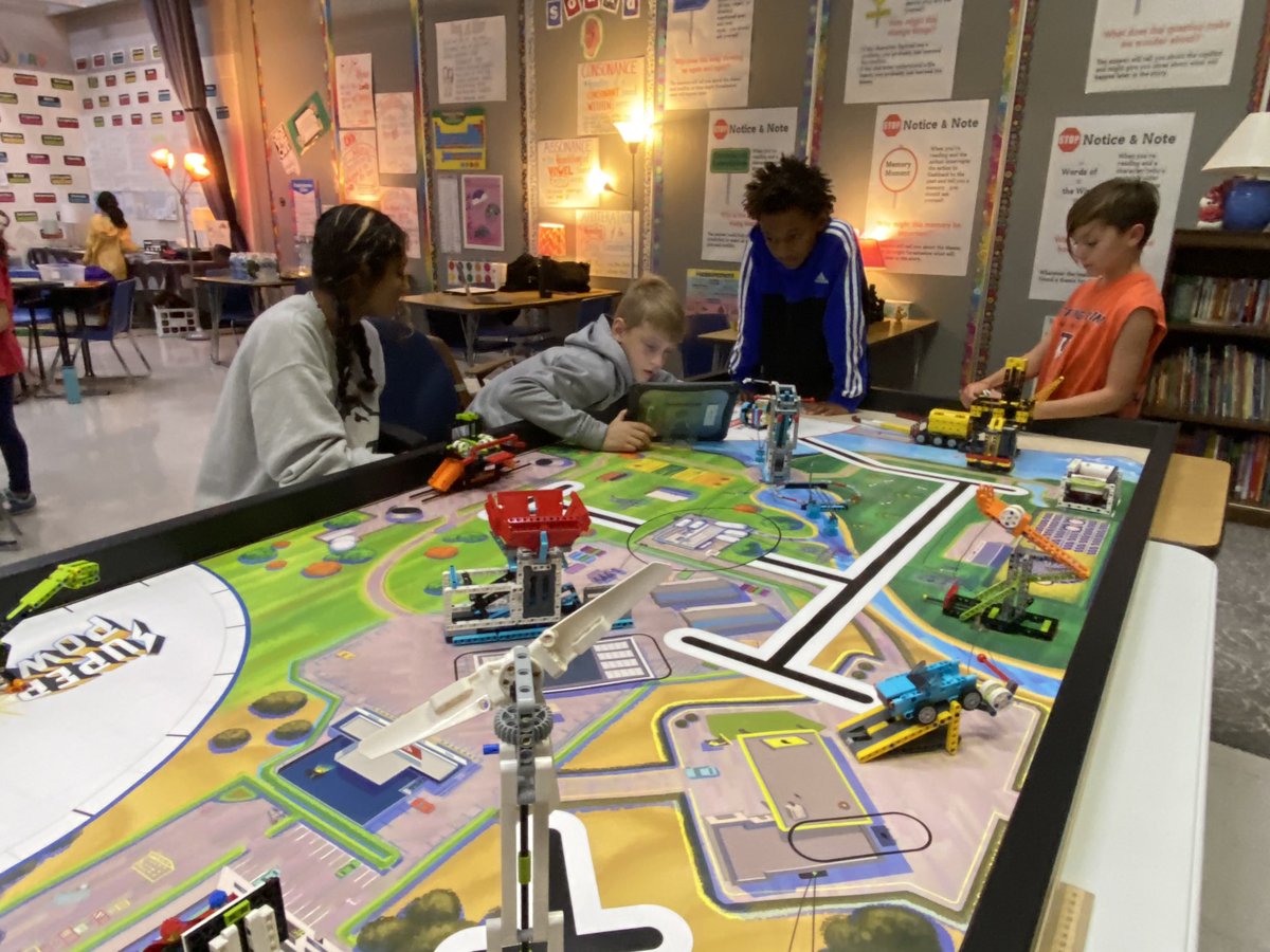 RWpride's tweet image. RW LEGO League at Work on a Friday Afternoon!  Go Team RW!