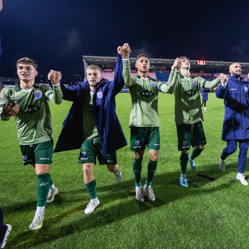PECZwolle's tweet photo. Wedstrijdverslag | Overtuigende zege PEC Zwolle in Oss
#toppec #peczwolle #desespereertnimmer