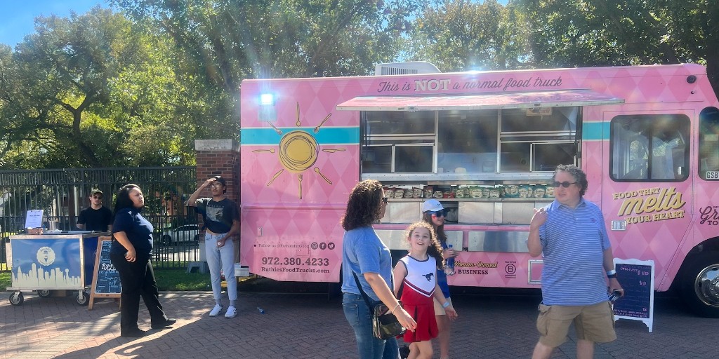 baldosicecream's tweet photo. The only thing cooler than scooping ice cream at an @SMU game? Scooping ice cream at an SMU game next to our friends @RuthiesForGood. 😎 🍨 https://t.co/UkcnISQqf9
