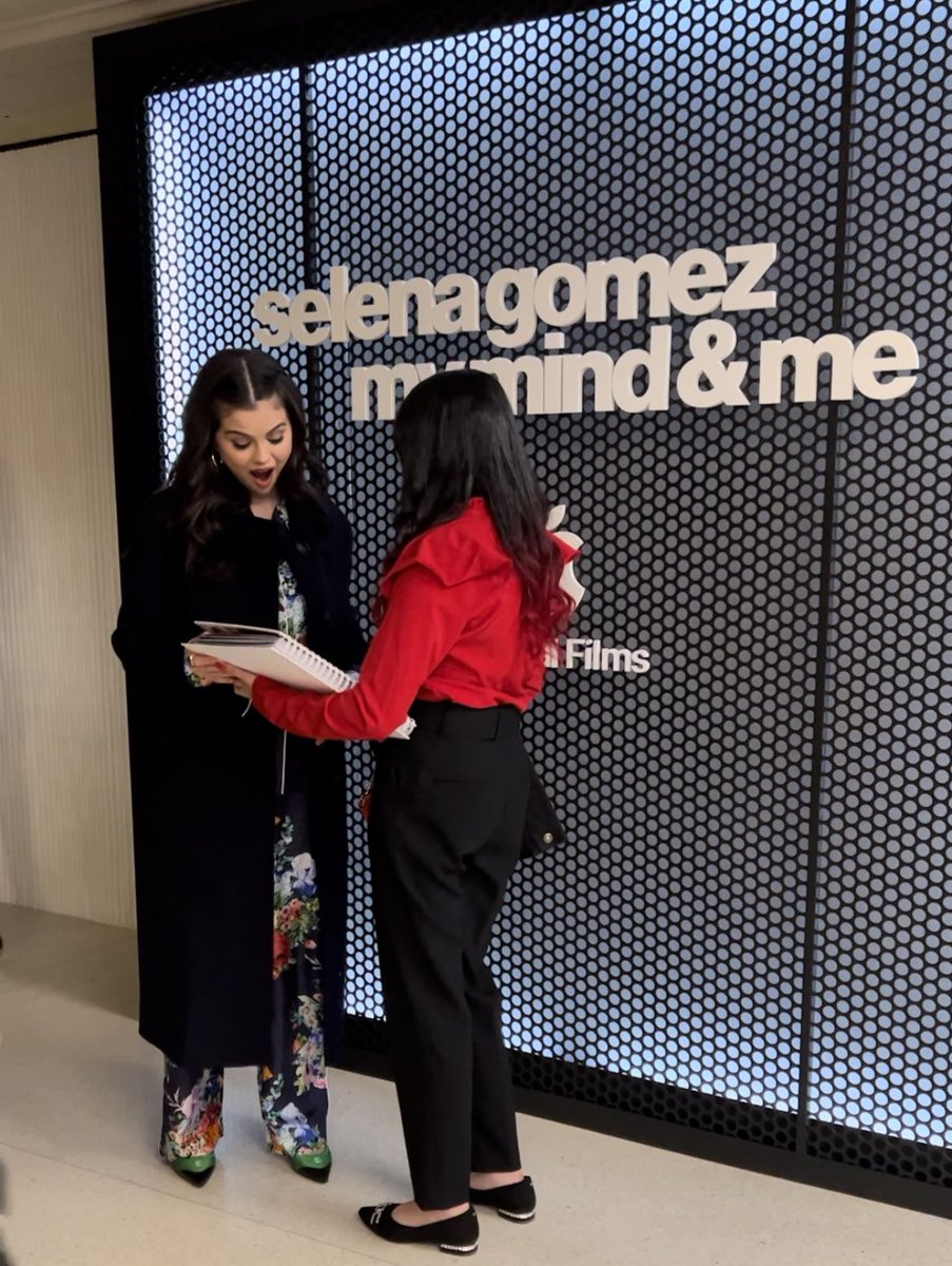 ashlovessel's tweet photo. After working on our scrapbook for 2 weeks I’m so happy it got into the hands of SELENA!! 🥹♥️  I want to thank my fellow Selenators who trusted me to write their private messages. I wrote 60+ messages! Thank you @SelenaFanClub for making this the best night. https://t.co/fxPKQGIFXz