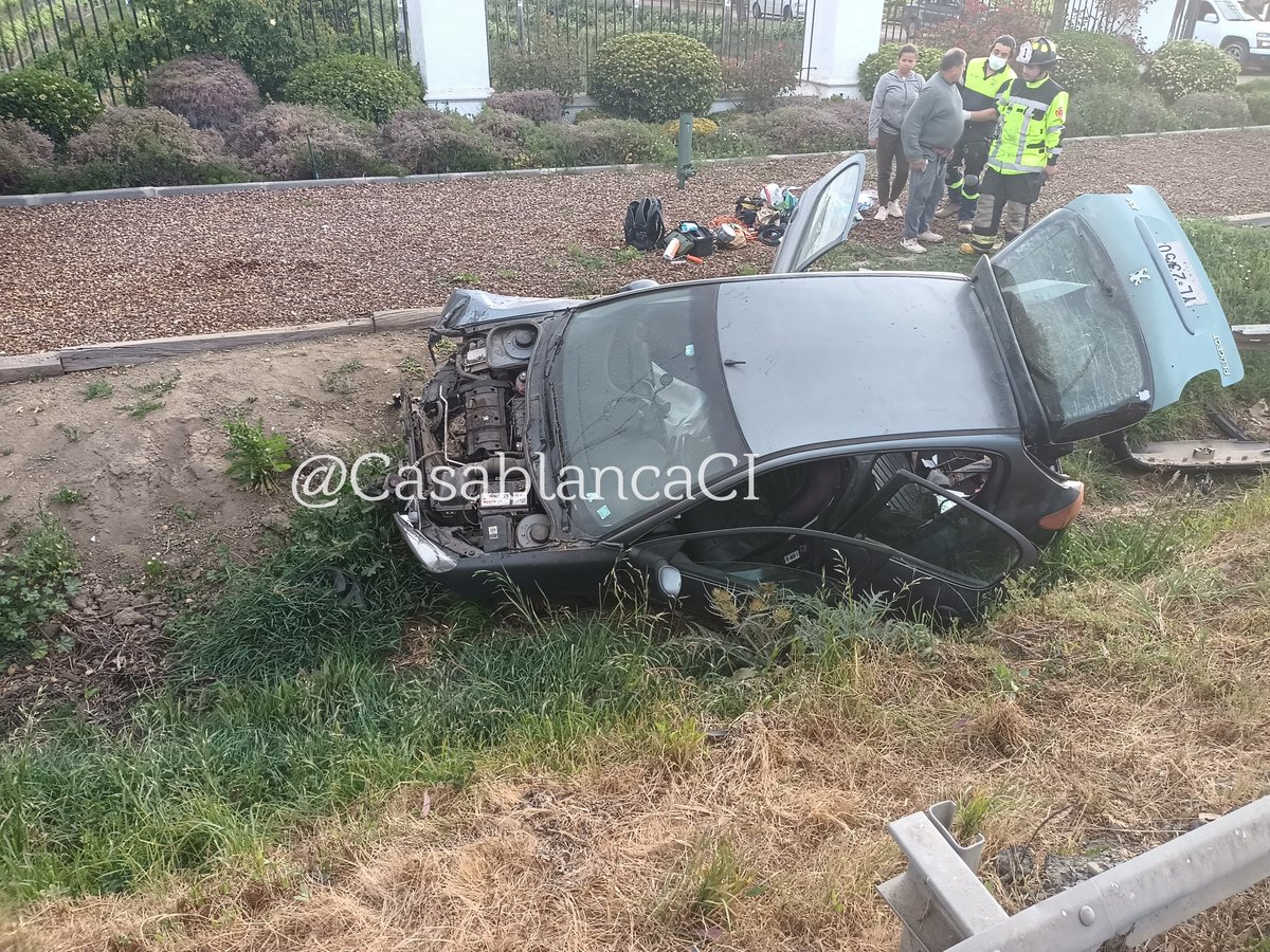 CasabIancaCI's tweet photo. #Casablanca #accidente #F830 km5 altura viña casas del bosque. Despiste de vehículo menor con caída en canal aguas lluvias. Sin lesionados. 🚑🚓🚒 @lNFOSCHILE @ChileInfo5 @KudellTV @ViveCASABLANCA @djgraff_German https://t.co/G2wZDxze8Z