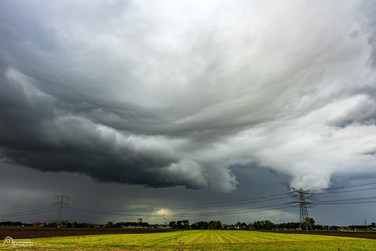 Impressive Dutch skies today👌
Spijkenisse NL, 4/11/22

<a href="/StormHour/">#StormHour</a>