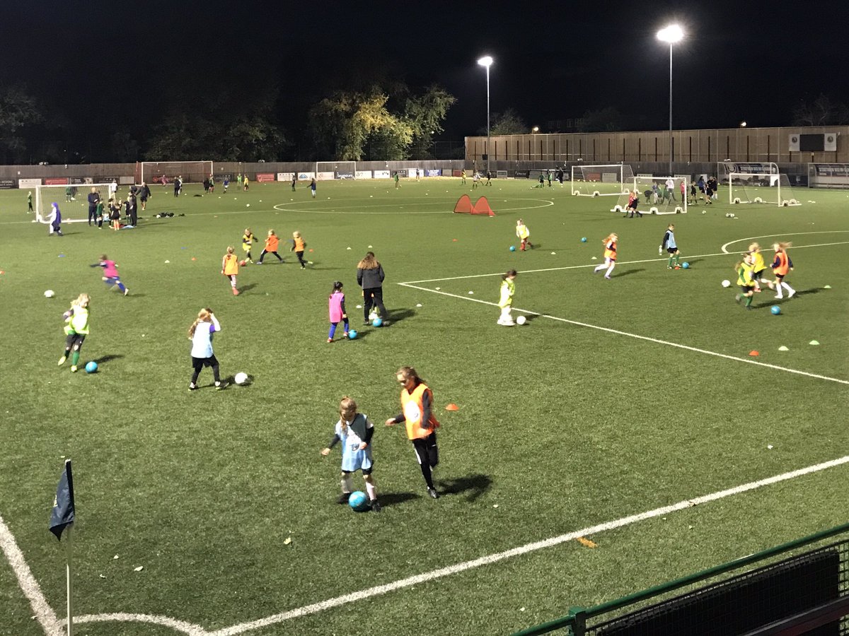 Absolutely buzzing atmosphere down at @surreyfa #Meadowbank this evening, the girls all having fun at the end of a long week ⚽️🏃🏻‍♀️🥰 

#Community #Dorking #Leatherhead #MoleValley #WeAreGrassroots #AllGirls #AllAbility #AllWelcome 💚💚💚