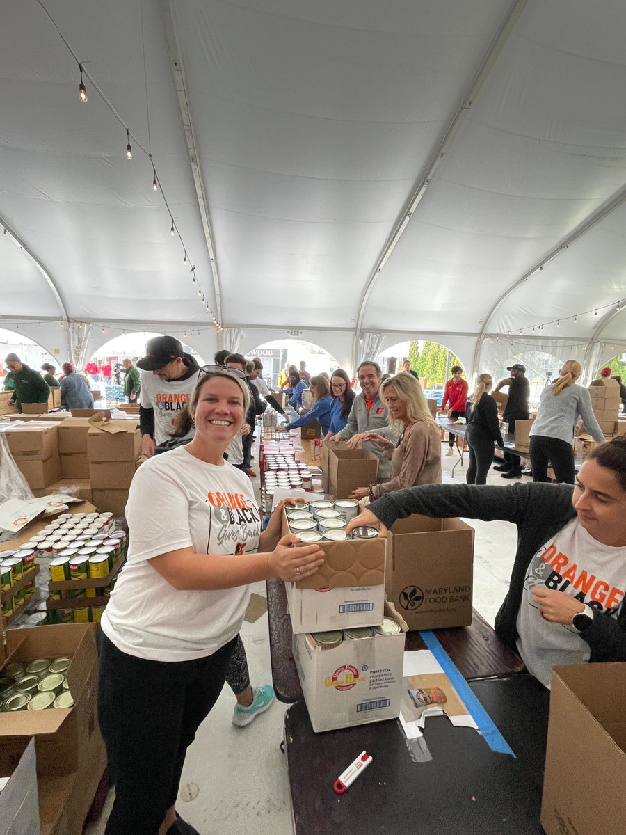OsCommunity's tweet photo. Today we joined efforts with United Concordia to pack holiday meal kits for The Maryland Food Bank.
To find out how you can volunteer this holiday season, visit https://t.co/p7dZMrxKFb. https://t.co/Zlk0HIAs8z