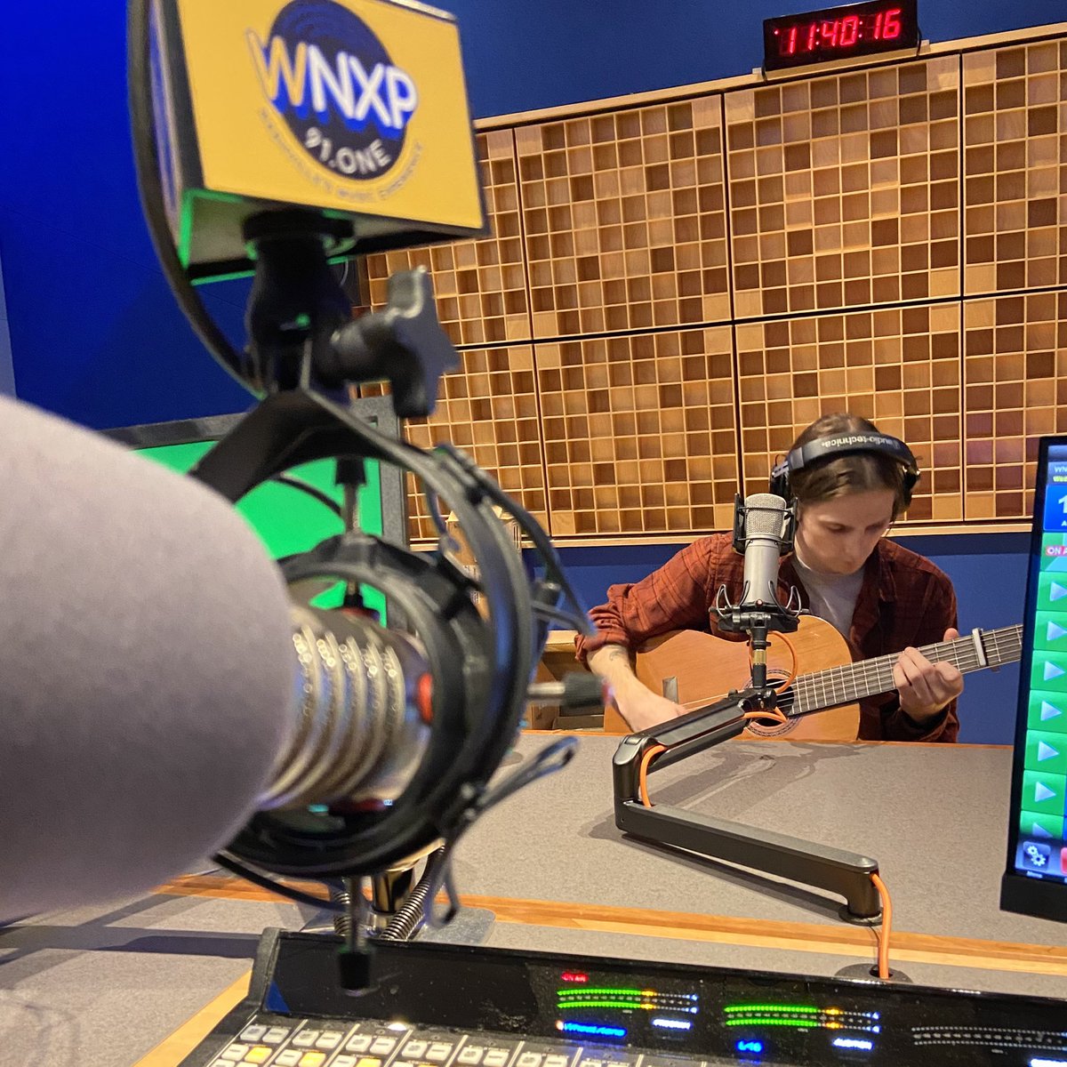 Tune in now to the #NewMusicExperience <a href="/WNXPnashville/">WNXP Nashville</a> to hear my chat with Nashville’s <a href="/andrewgoldring/">Andrew Goldring</a> &amp; a very special acoustic version of his song “Tell Me It’s Easy” from our studios ✨