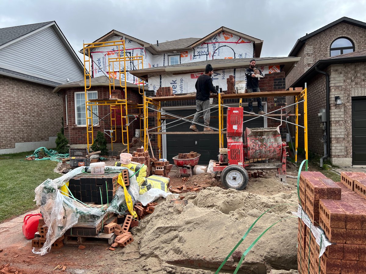 A year after a tornado hit, this is the mess some Barrie residents are still cleaning up. 

I head there on #HelluvaStory this week, plus @webberjoan doc on impact of shifting tornado patterns across Cda.

Podcast avail now or tune in Sun <a href="/cbcradio/">CBC Radio</a> podcasts.apple.com/ca/podcast/wit…