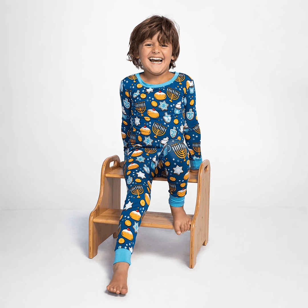 NINIandLOLI's tweet image. Reign in the celebrations of Hanukkah with this new print by beloved Little Sleepies! Light the menorah and settle in for the night 🕎

l8r.it/IGCI

#littlesleepies #bamboopajamas #holidays #hanukkah #chanukah #menorah