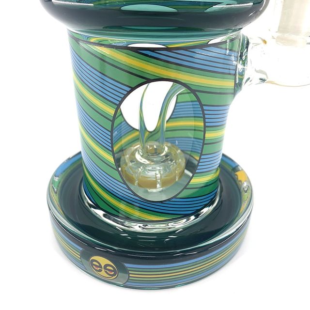 ShopShag's tweet photo. Check out this retro rig!

It's made with heavy duty borosilicate glass. It includes a wide base for stability, a bent neck for comfortable smoking, as well as a shower-head percolator for optimally filtered hits.

https://t.co/Yt3PO9u03Z https://t.co/sjALVYnuAL