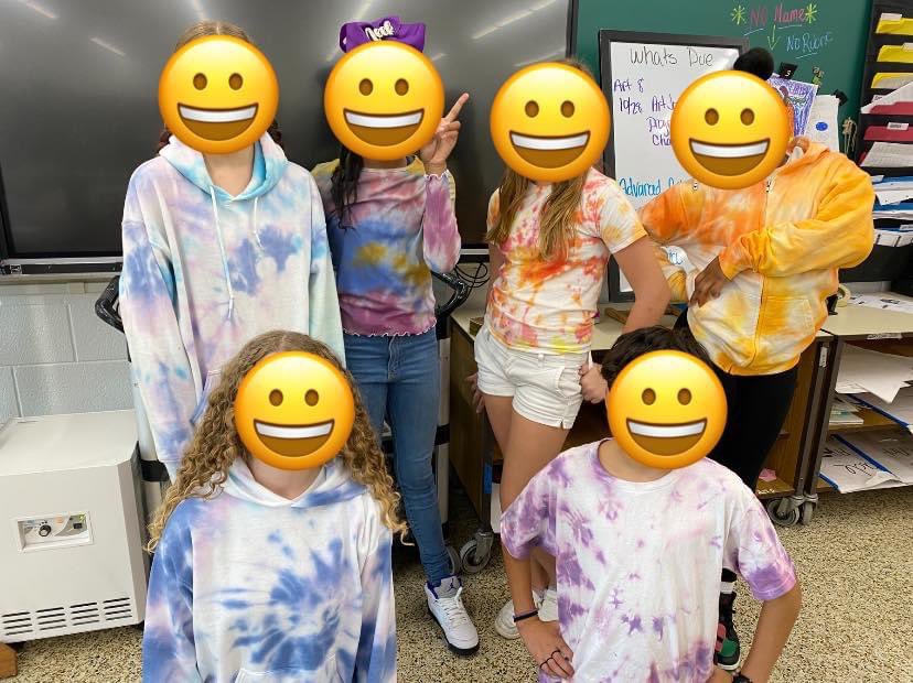 KMSartkids's tweet image. Some of the 6th grade tie dye! They did such a great job 😃 #braveskms #6thgradeart #middleshoolart #vbarts #tiedye @KempsvilleMS