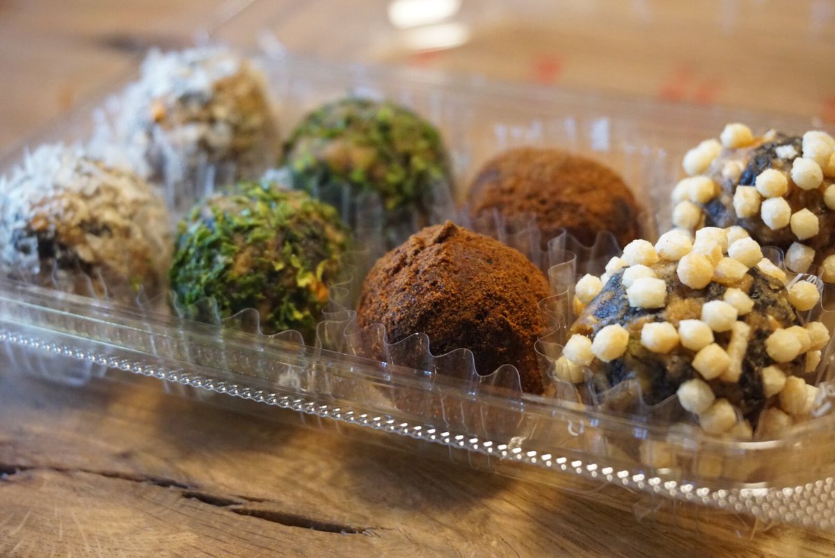 moshiripa_gh's tweet photo. おはようございます☀今朝はプレゼント用に味噌玉作ってみた🙌　(左から鰹節、あおさ、八丁味噌パウダー、あられ) https://t.co/vgBcUVl8L9
