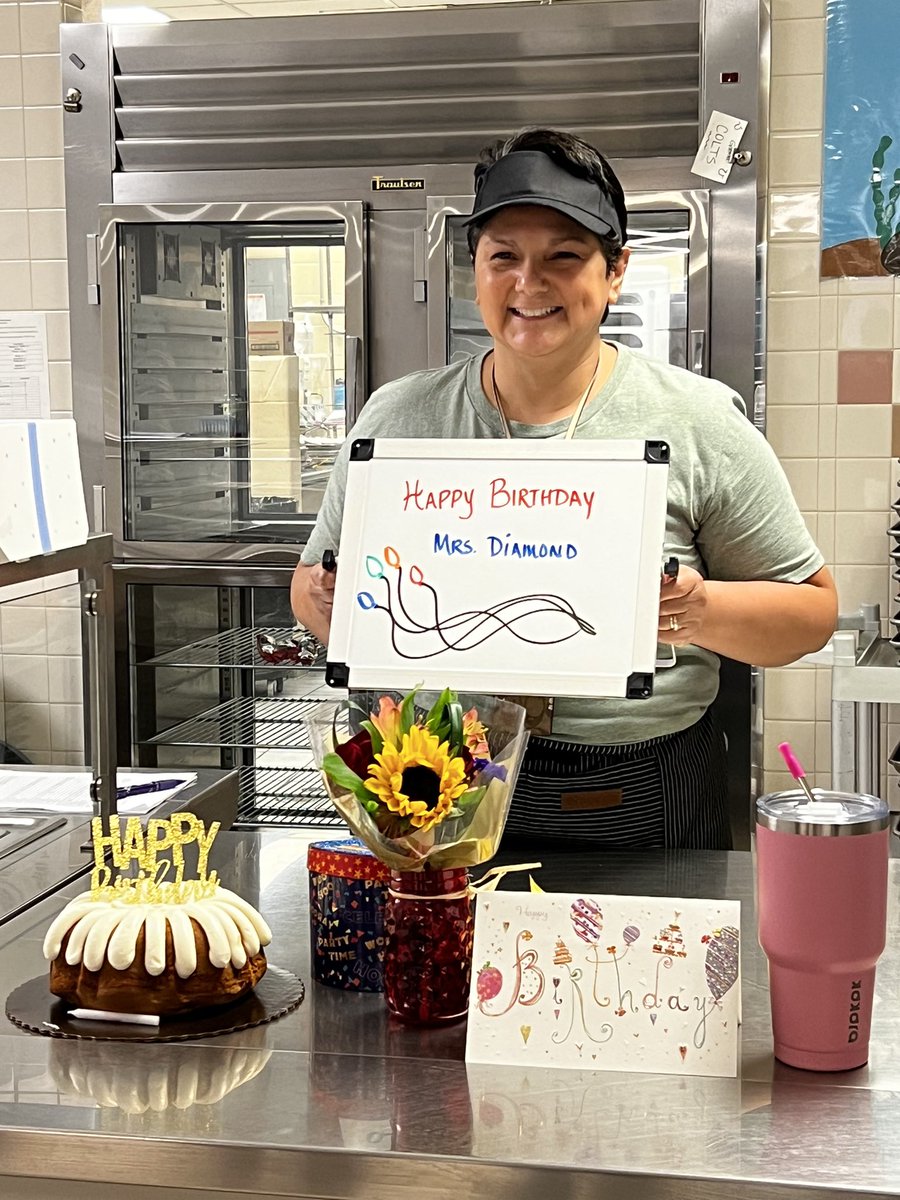 CafeteriaFall's tweet image. 🎈🎈Wishing Mrs. Diamond a HaPpY BiRtHdAy 🎈🎈 Thank you to all the kids who wished her a Happy Birthday and/or sang to her 💙💚 @CafeteriaFall  @fcepto @FCEhse