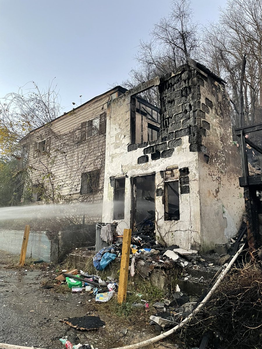 McD7575's tweet photo. City of Logan FD on scene at 500 Block of Lorraine St. 5 working structures, fire has been contained.
#CityofLoganFD #TenHouse https://t.co/I27wPoJbci